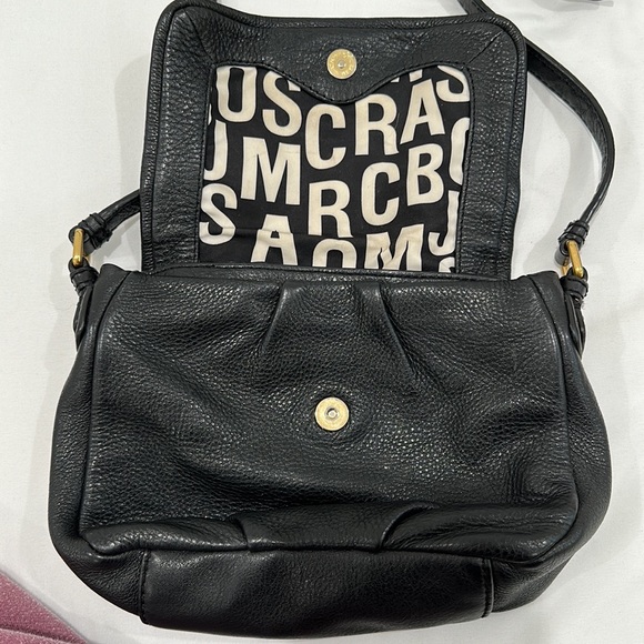 Marc jacobs cross body. Black with gold hardware - Picture 5 of 7